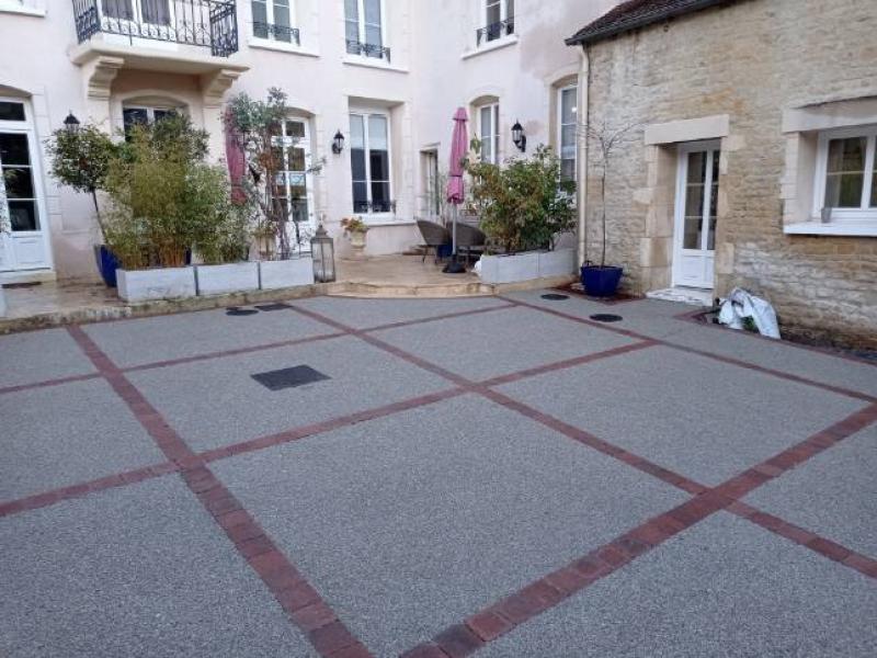 Pose d'un béton désactivé à Caen, en Normandie 