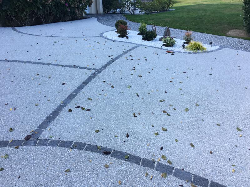 Pose d'un béton désactivé avec motif en Normandie par Reference sol