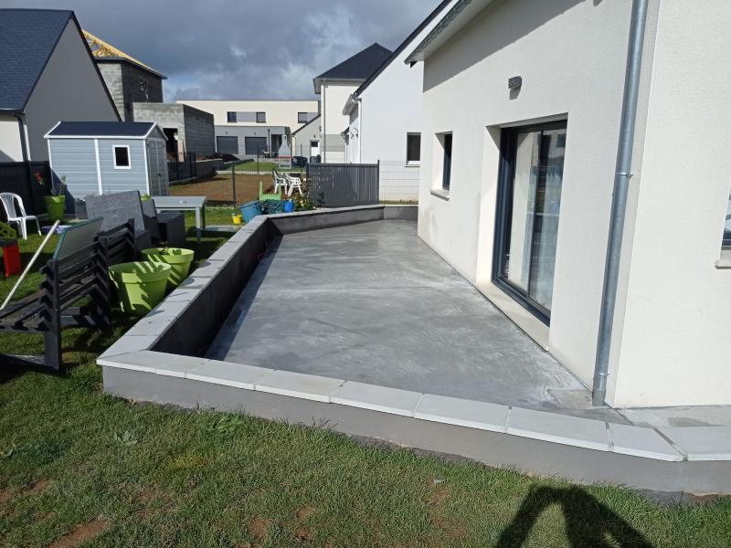 Béton brossé et coloré pour habiller votre terrasse par Référence Sol à Caen et Calvados