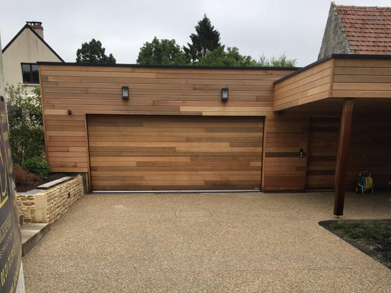 Pose d'un béton désactivé en Normandie par Reference sol pour le devant d'un garage