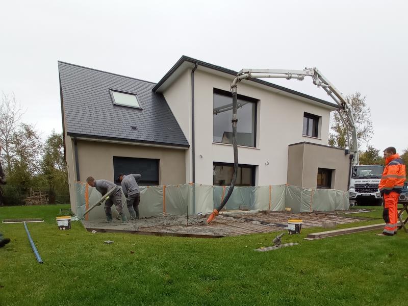 Image Les étapes d'un chantier de terrasse en béton imprimé en Normandie 