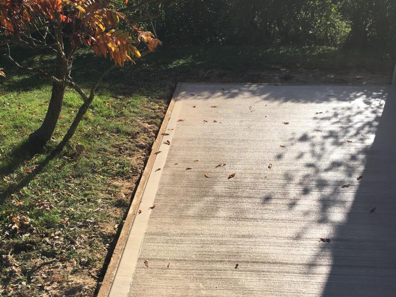 Béton brossé et coloré pour habiller votre terrasse par Référence Sol à Caen et Calvados