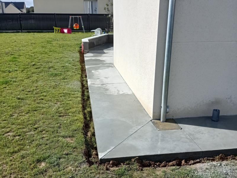 Béton brossé et coloré pour habiller votre terrasse par Référence Sol à Caen et Calvados