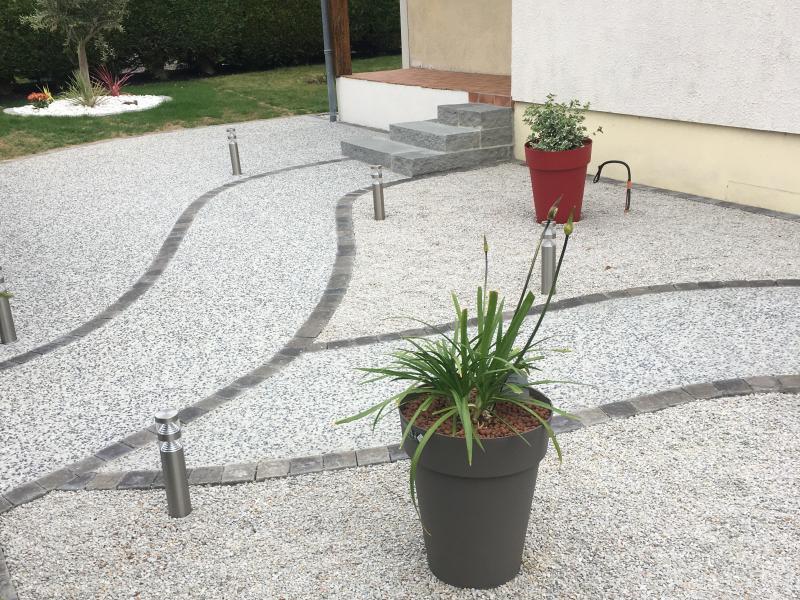 Pose d'un béton désactivé avec motif en Normandie par Reference sol