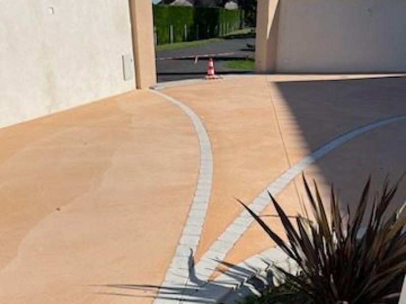 Béton brossé et coloré pour habiller votre terrasse par Référence Sol à Caen et Calvados