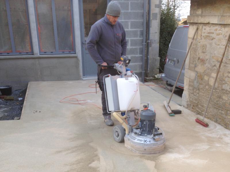 Béton poncé pour terrasse ou allée, par Référence Sol à Caen et dans le Calvados