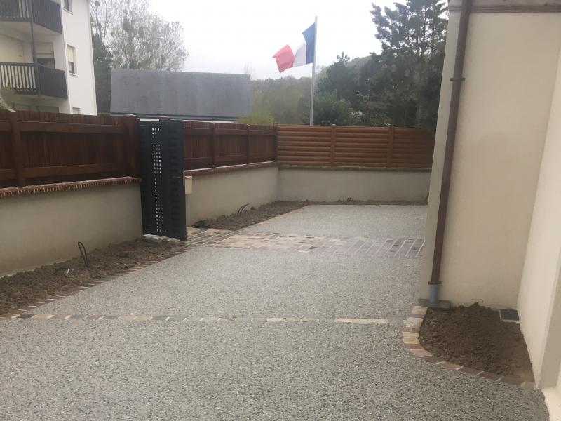 Pose d'un béton désactivé à Caen, en Normandie 