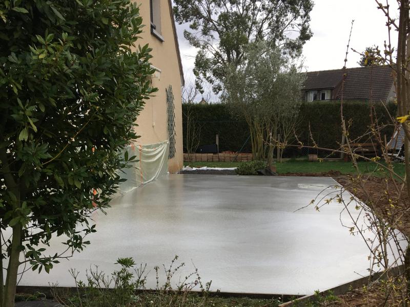 Béton brossé et coloré pour habiller votre terrasse par Référence Sol à Caen et Calvados