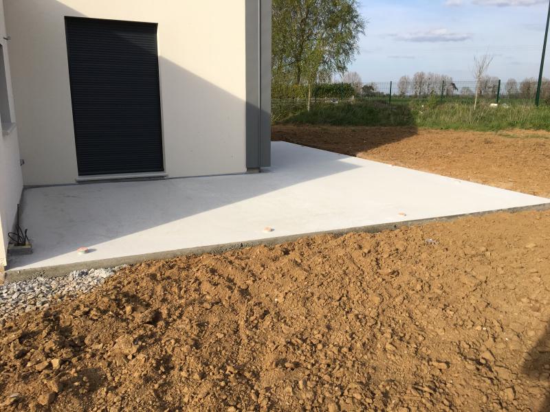 Béton brossé et coloré pour habiller votre terrasse par Référence Sol à Caen et Calvados