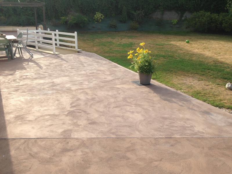 Béton brossé et coloré pour habiller votre terrasse par Référence Sol à Caen et Calvados