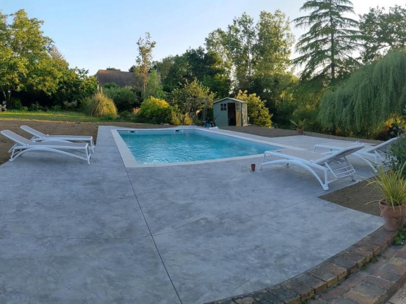 Image Pourquoi choisir le béton décoratif pour sa piscine ? 