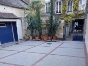 réalisation d'un cour privée en béton désactivé à Caen