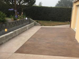 Terrasse en béton imprimé sur-mesure près de Caen