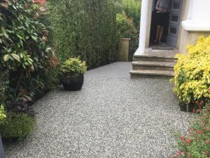 Pose de béton pour accès à la porte d'entrée à Caen