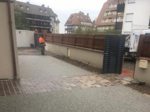 Pose de béton désactivé avec cailloux gris en Normandie