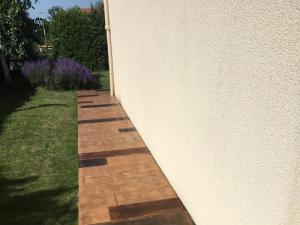 terrasse et allée en béton imprimé sur-mesure à Falaise